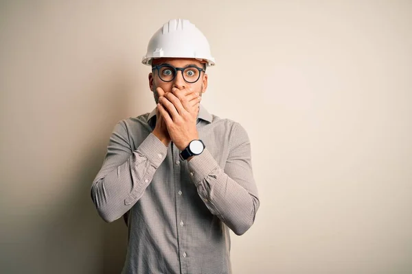 Junger Architekt Mann Trägt Bauarbeiter Schutzhelm Über Isoliertem Hintergrund Schockiert — Stockfoto