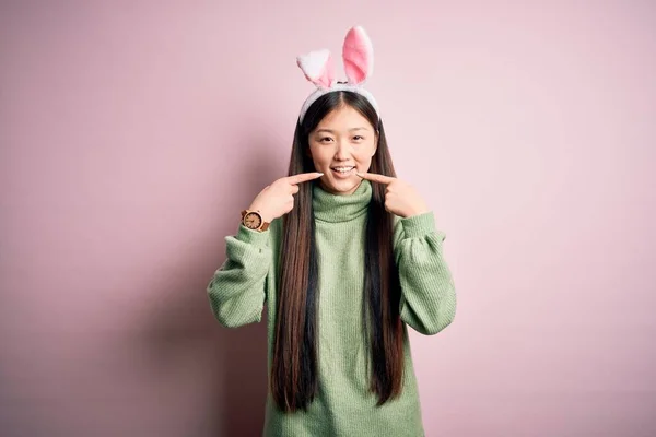 Jonge Aziatische Vrouw Draagt Schattige Paashaas Oren Roze Achtergrond Lachende — Stockfoto