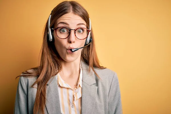 Junge Rothaarige Callcenter Agentin Überarbeitete Brille Mit Headset Angst Und — Stockfoto