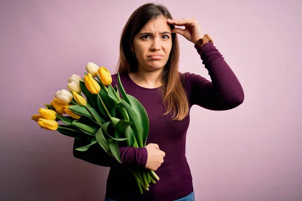 Young Blonde Woman Holding Romantic Bouquet Yellow Tulips Flowers Pink — Stok fotoğraf