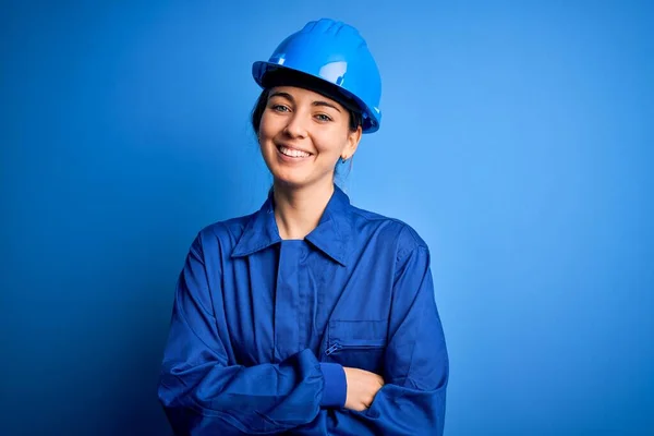 Junge Schöne Arbeiterfrau Mit Blauen Augen Sicherheitshelm Und Uniformiertem Glücklichen — Stockfoto