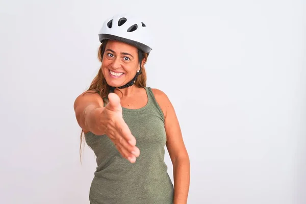 中年成熟的骑自行车的女人戴着安全帽 带着孤独的背景 微笑友好地握手致意和欢迎 成功的业务 — 图库照片