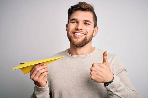 Joven Hombre Rubio Con Barba Ojos Azules Sosteniendo Avión Papel —  Fotos de Stock