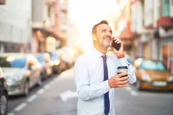 Middelbare Leeftijd Knappe Zakenman Praten Smartphone Drinken Take Away Koffie — Stockfoto