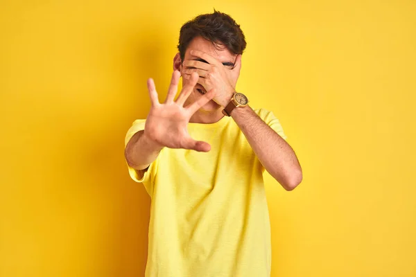 Teenager Αγόρι Φορώντας Κίτρινο Shirt Πάνω Από Απομονωμένο Φόντο Καλύπτει — Φωτογραφία Αρχείου