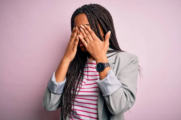 Ung Afrikansk Amerikansk Affärskvinna Står Över Rosa Isolerad Bakgrund Gnugga — Stockfoto