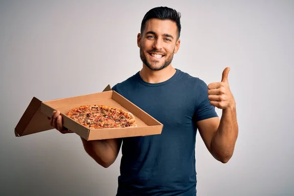 Joven Hombre Guapo Sosteniendo Caja Entrega Con Deliciosa Pizza Italiana —  Fotos de Stock