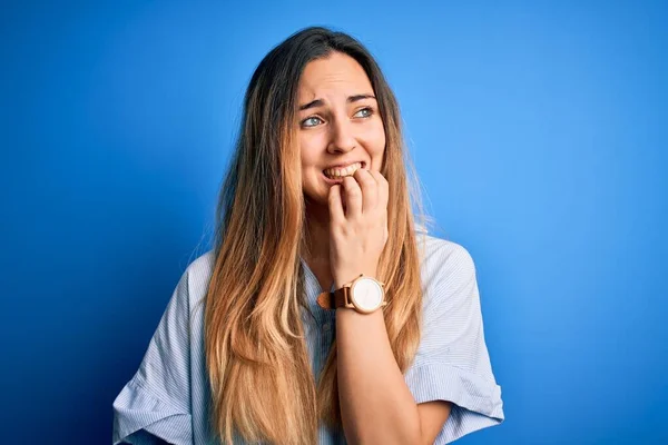 Giovane Bella Donna Bionda Con Gli Occhi Blu Indossando Camicia — Foto Stock