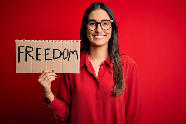 Jovem Bela Ativista Morena Usando Óculos Protestando Pela Liberdade Segurando — Fotografia de Stock