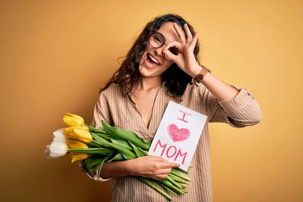 Hermosa Rizado Cabello Mujer Celebración Amor Mamá Mensaje Tulipanes Celebrando — Foto de Stock