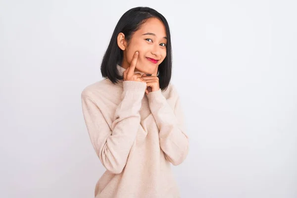Jonge Chinese Vrouw Dragen Coltrui Staan Geïsoleerde Witte Achtergrond Glimlachen — Stockfoto