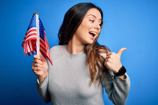 Jovem Bela Morena Patriótica Segurando Bandeira Americana Celebrando Julho Apontando — Fotografia de Stock