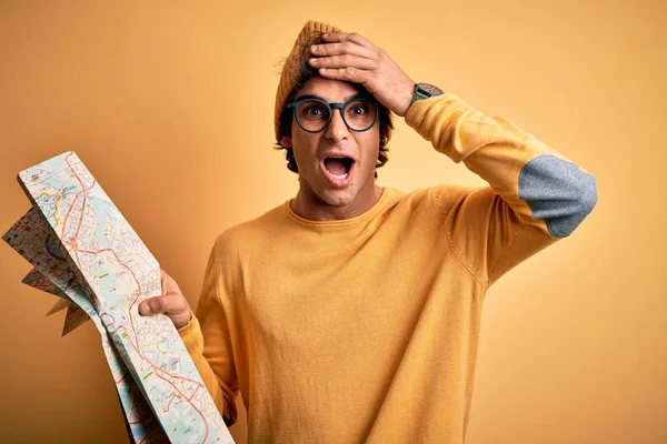 Young Tourist Man Holding Map Wearing Glasses Cap Isolated Yellow — ストック写真