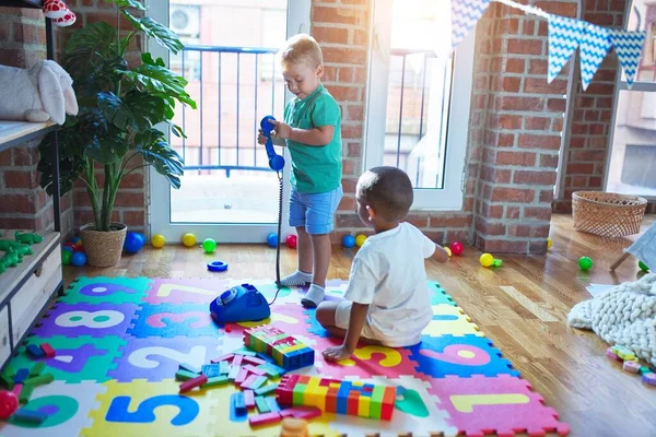 Adoráveis Crianças Brincando Torno Muitos Brinquedos Jardim Infância — Fotografia de Stock