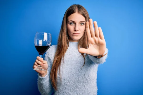 Joven Hermosa Pelirroja Bebiendo Copa Vino Tinto Sobre Fondo Azul —  Fotos de Stock