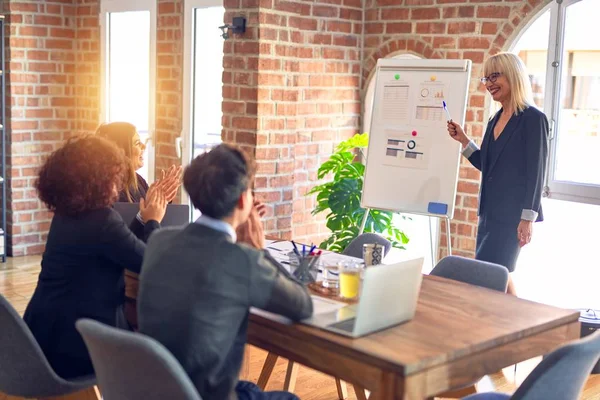 Gruppe Von Geschäftsleuten Die Einem Meeting Zusammenarbeiten Einer Von Ihnen — Stockfoto