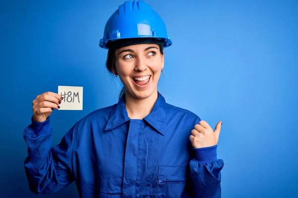 Schöne Arbeiterfrau Mit Hut Und Uniform Feiert Den März Frauentag — Stockfoto