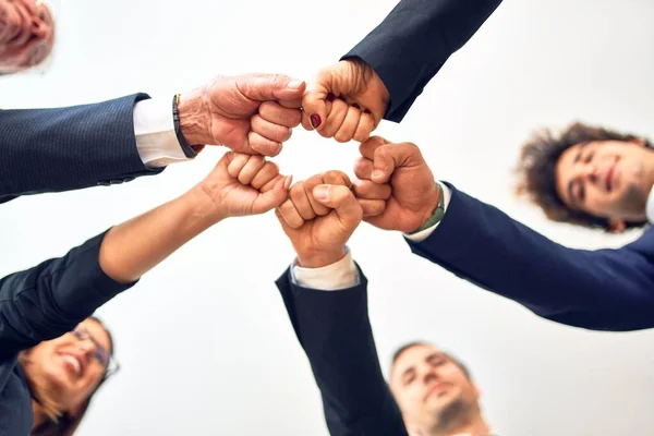 Grupo Trabajadores Negocios Sonriendo Felices Confiados Pie Círculo Con Sonrisa — Foto de Stock