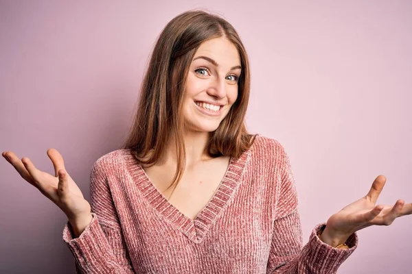 Giovane Bella Rossa Donna Indossa Maglione Casual Sfondo Rosa Isolato — Foto Stock