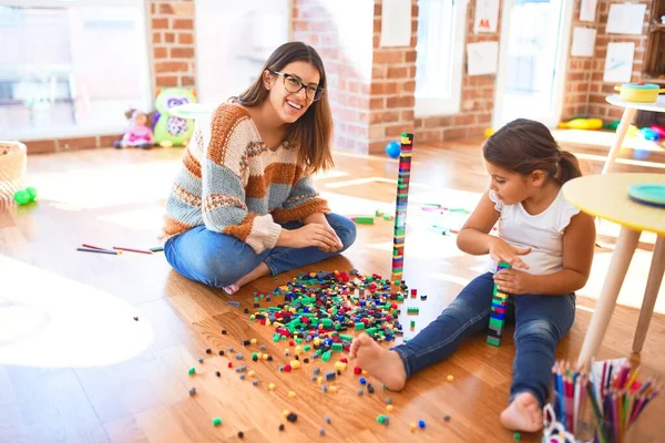 Bela Professora Criança Brincando Com Blocos Construção Brinquedo Torno Muitos — Fotografia de Stock