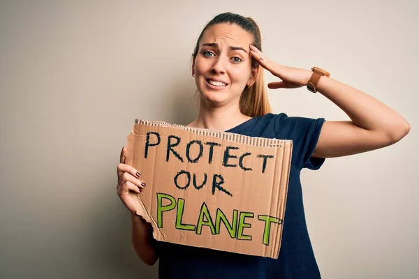Mladá Krásná Blondýnka Modrýma Očima Žádající Ochranu Planety Držící Prapor — Stock fotografie