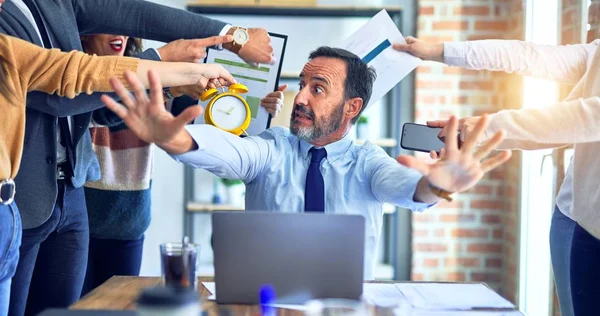 Grupo Empresários Que Trabalham Conjunto Parceiros Salientando Deles Escritório — Fotografia de Stock