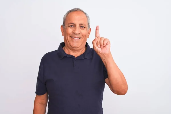 Senior Grijs Harige Man Draagt Zwarte Casual Polo Staan Geïsoleerde — Stockfoto