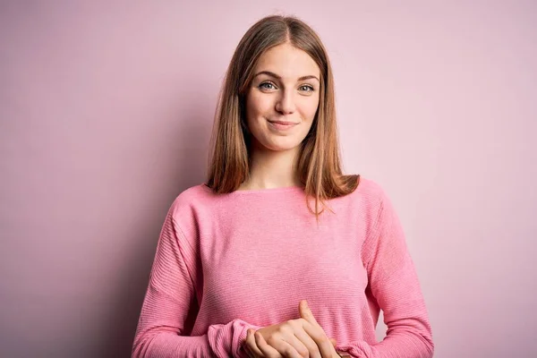 Junge Schöne Rothaarige Frau Lässigem Pullover Über Isoliertem Rosa Hintergrund — Stockfoto