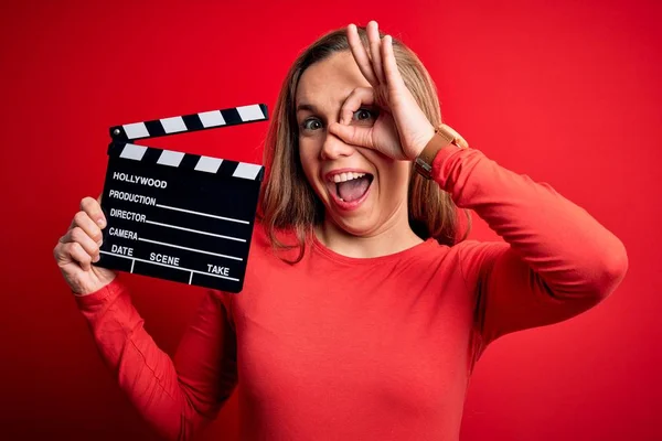 Ung Vacker Blond Clapper Kvinna Håller Clapboard Över Isolerad Röd — Stockfoto