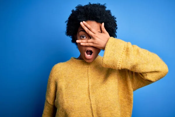 Mladý Krásný Afroameričan Afro Žena Kudrnaté Vlasy Sobě Žlutý Ležérní — Stock fotografie