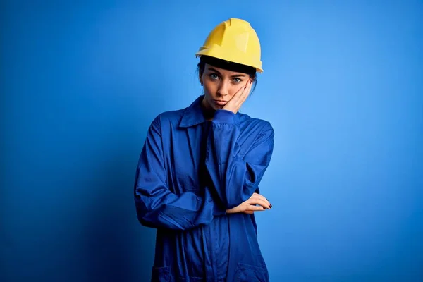 Молодая Красивая Работница Голубыми Глазами Защитном Шлеме Униформе Думает Устало — стоковое фото