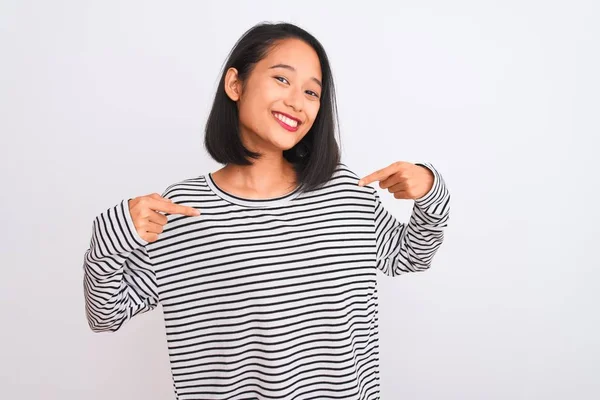 Jonge Chinese Vrouw Met Gestreept Shirt Een Geïsoleerde Witte Achtergrond — Stockfoto