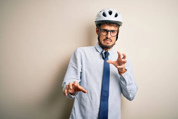 若い実業家の眼鏡や自転車のヘルメットを着て孤立した白い背景の上に立ってうんざりした表情 不満と恐怖の嫌悪感反応のために嫌な顔を行う 手を挙げて — ストック写真