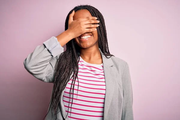 Joven Mujer Negocios Afroamericana Pie Sobre Fondo Rosa Aislado Sonriendo —  Fotos de Stock