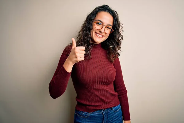 Schöne Frau Mit Lockigem Haar Trägt Lässigen Pullover Und Brille — Stockfoto