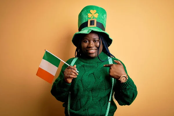 Storlek Afrikansk Amerikansk Kvinna Bär Grön Hatt Hålla Irländsk Flagga — Stockfoto