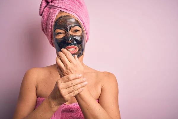 Mujer Morena Mediana Edad Con Máscara Facial Negra Belleza Sobre — Foto de Stock