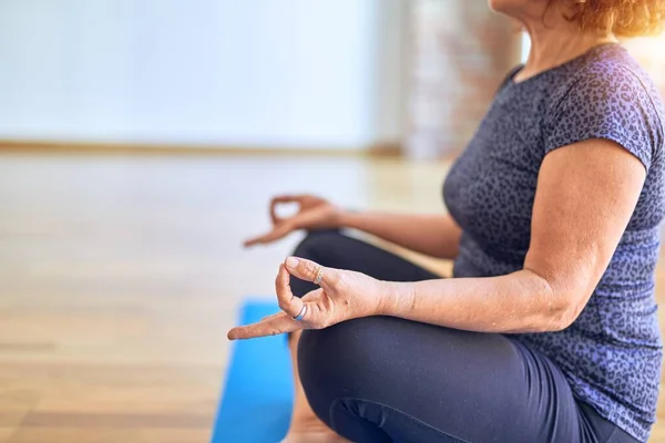 Mujer Deportiva Hermosa Mediana Edad Sentada Esterilla Practicando Yoga Haciendo — Foto de Stock