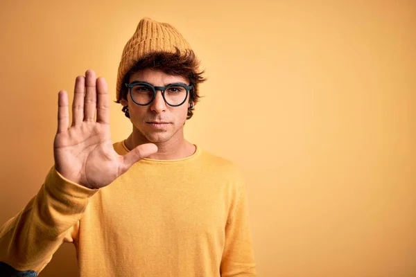 Homem Bonito Jovem Vestindo Shirt Casual Óculos Sobre Fundo Amarelo — Fotografia de Stock