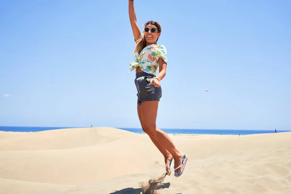 Jong Mooi Meisje Vakantie Zomerkleding Glimlachend Gelukkig Zelfverzekerd Springen Met — Stockfoto