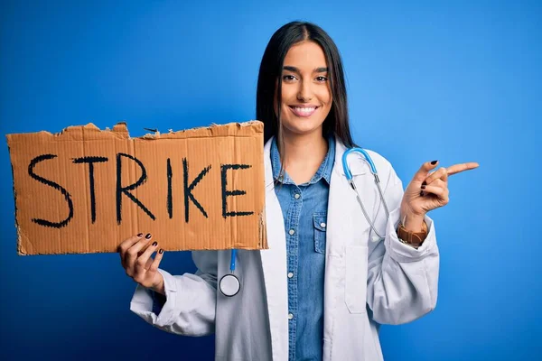 Young Doctor Woman Wearing Stethoscope Holding Cardboard Banner Protesting Strike — Stock Photo, Image
