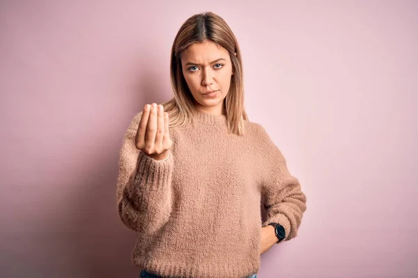 Junge Schöne Blonde Frau Trägt Winterlichen Wollpullover Über Rosa Isoliertem — Stockfoto