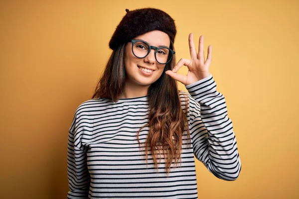 Ung Vacker Brunett Kvinna Bär Fransk Basker Och Glasögon Över — Stockfoto