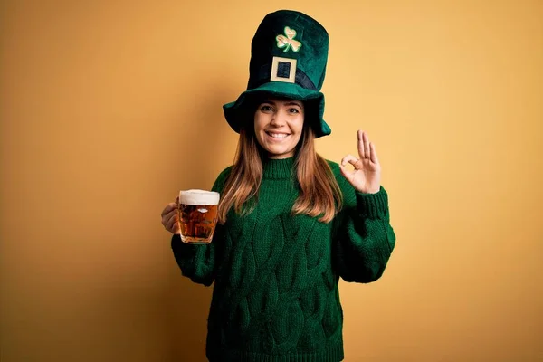 Jovem Mulher Bonita Vestindo Chapéu Verde Bebendo Jarra Cerveja Celebração — Fotografia de Stock
