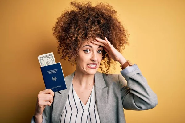 Jovem Mulher Bonita Com Cabelos Cacheados Piercing Segurando Alemanha Passaporte — Fotografia de Stock