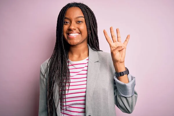 Jonge Afro Amerikaanse Zakenvrouw Staat Roze Geïsoleerde Achtergrond Tonen Wijzen — Stockfoto