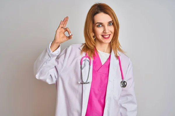 Ruiva Mulher Médica Caucasiana Vestindo Estetoscópio Rosa Sobre Fundo Isolado — Fotografia de Stock