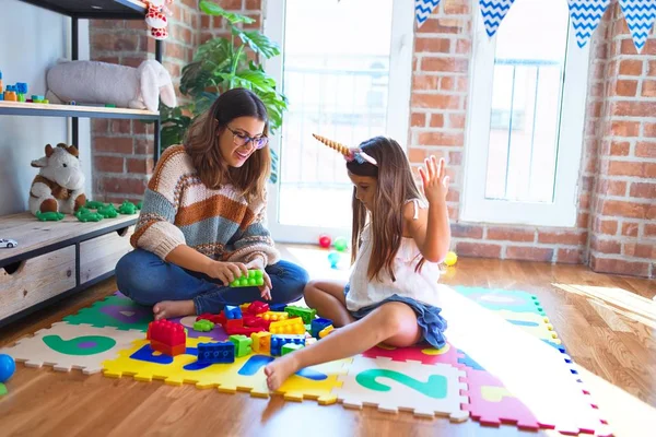 Schöne Lehrerin Und Kleinkind Spielen Kindergarten Mit Bauklötzen — Stockfoto