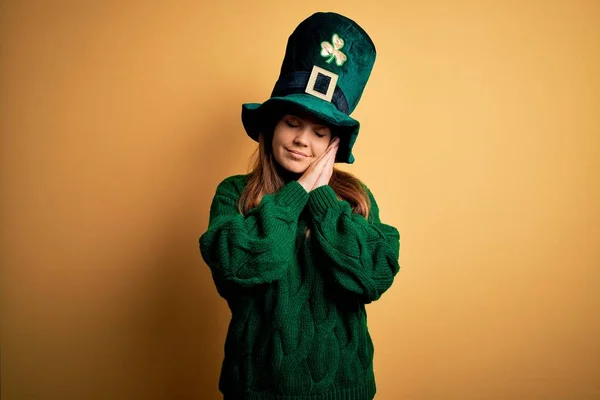 Young Beautiful Brunette Woman Wearing Green Hat Patricks Day Celebration — Stock Photo, Image