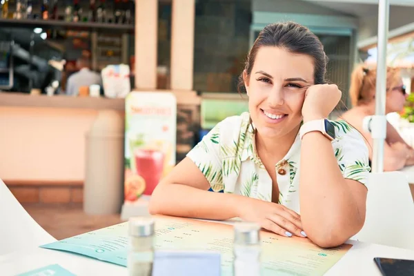 Joven Hermosa Mujer Sentada Restaurante Disfrutando Vacaciones Verano — Foto de Stock